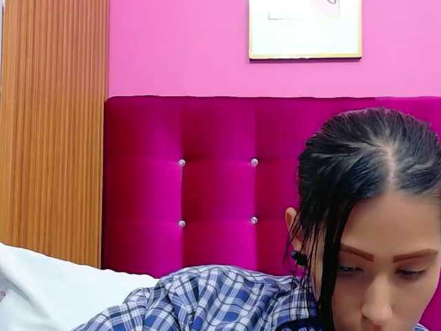 yourcuteneighbourr live cam on BongaCams