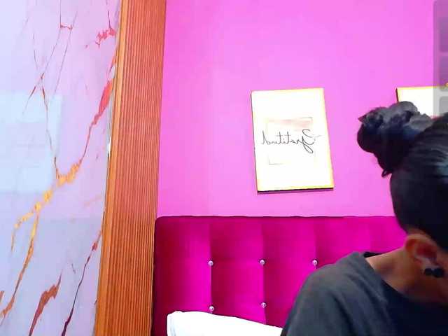 yourcuteneighbourr live cam on BongaCams