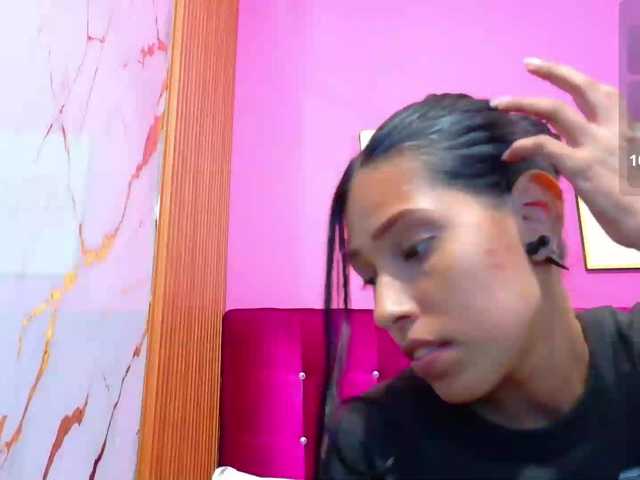 yourcuteneighbourr live cam on BongaCams