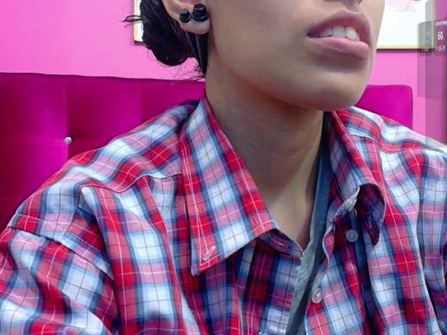 yourcuteneighbourr live cam on BongaCams