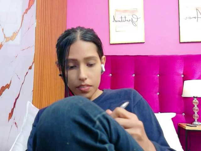 yourcuteneighbourr live cam on BongaCams