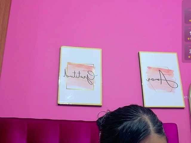 yourcuteneighbourr live cam on BongaCams