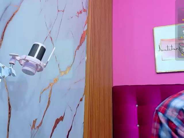 yourcuteneighbourr live cam on BongaCams