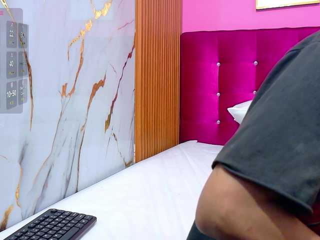 yourcuteneighbourr live webcam show