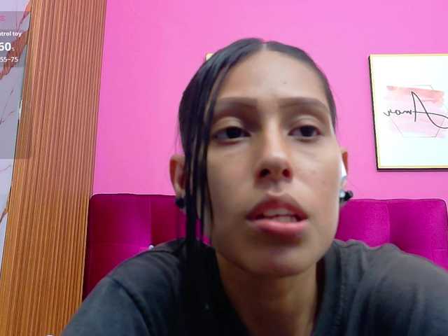 yourcuteneighbourr live webcam show