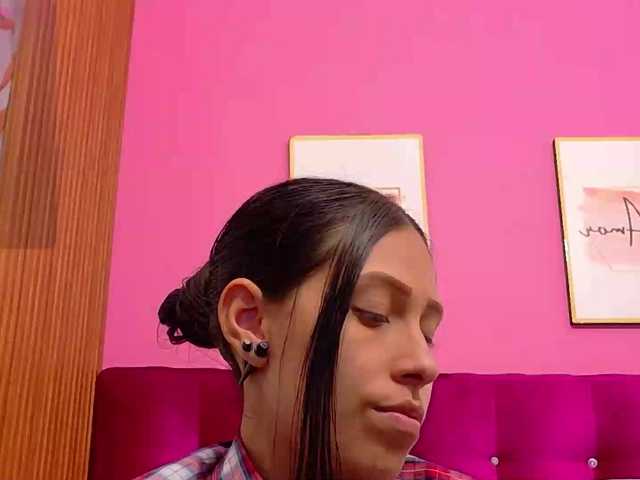 yourcuteneighbourr live cam on BongaCams