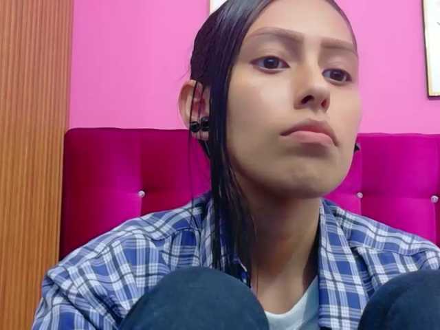 yourcuteneighbourr live cam on BongaCams