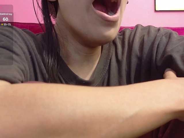yourcuteneighbourr live cam on BongaCams