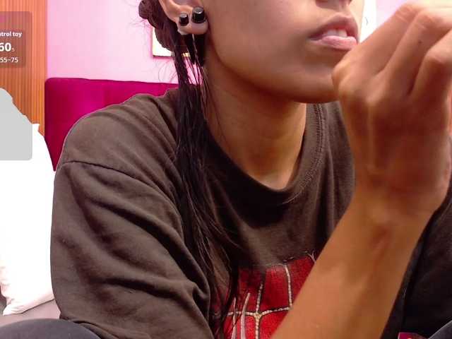 yourcuteneighbourr live cam on BongaCams