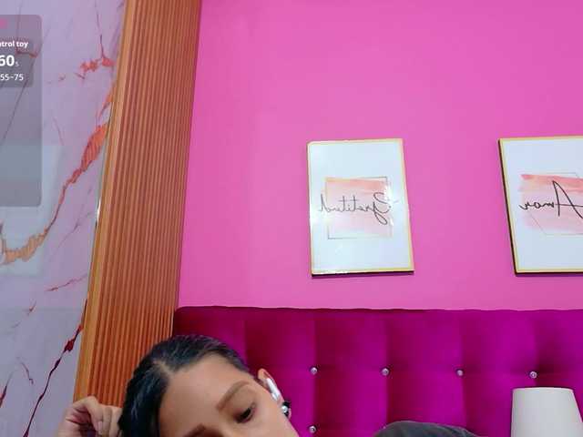 yourcuteneighbourr live webcam show