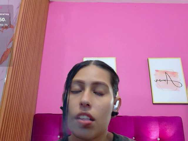 yourcuteneighbourr live webcam show