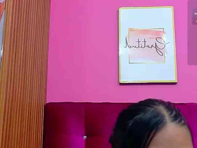 yourcuteneighbourr's live room