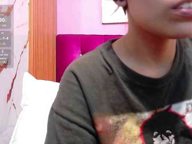 yourcuteneighbourr's live room