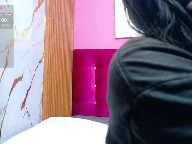 yourcuteneighbourr's live room