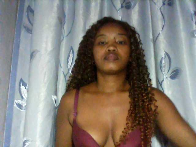 kylie11, en vivo ahora en BongaCams