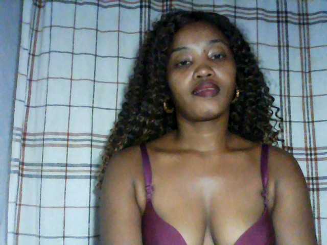 le modèle kylie11 est en webcam porno dans un show sur le site bongacams, il possède les tags suivants: Ebony,Brunette,Shaved