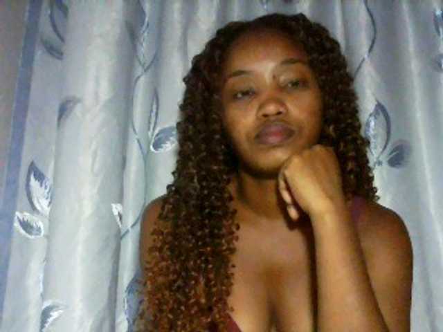 kylie11, en directo ahora en BongaCams