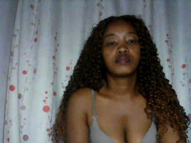 kylie11 live cam on BongaCams