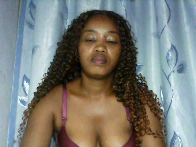 le modèle kylie11 est en webcam porno dans un show sur le site bongacams, il possède les tags suivants: Ebony,Redhead,Shaved