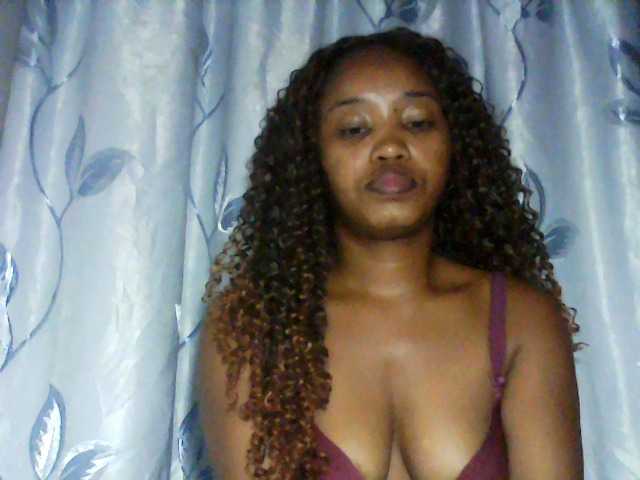 kylie11, en directo ahora en BongaCams