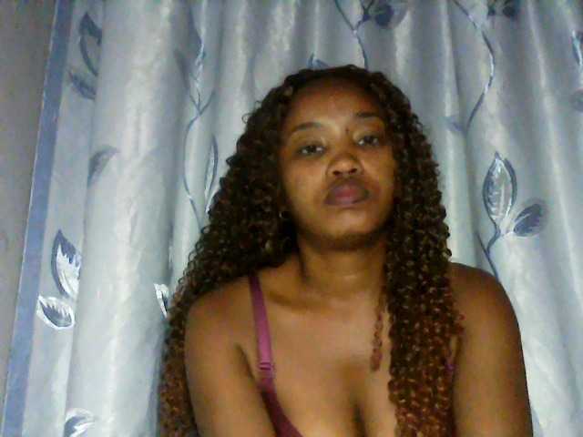 kylie11, en directo ahora en BongaCams