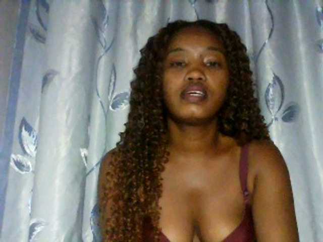 kylie11, live now on BongaCams