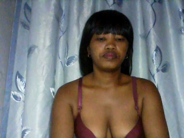 kylie11, en directo ahora en BongaCams