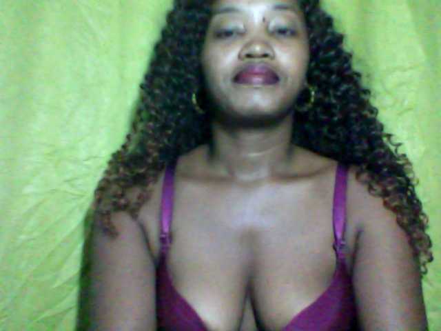 kylie11's BongaCams show and profile