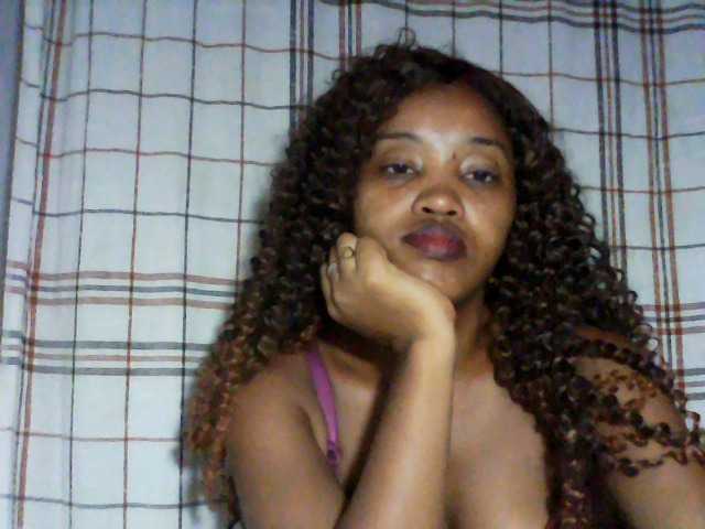 le modèle kylie11 est en webcam porno dans un show sur le site bongacams, il possède les tags suivants: Ebony,Brunette,Shaved
