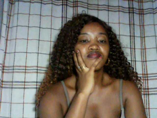 le modèle kylie11 est en webcam porno dans un show sur le site bongacams, il possède les tags suivants: Ebony,Brunette,Shaved