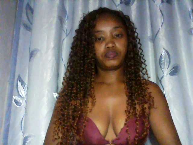 kylie11, en vivo ahora en BongaCams