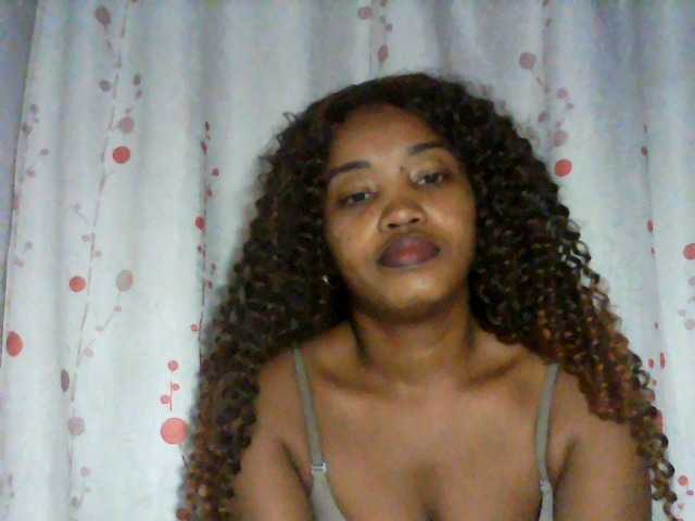 le modèle kylie11 est en webcam porno dans un show sur le site bongacams, il possède les tags suivants: Ebony,Brunette,Shaved