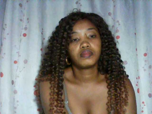 le modèle kylie11 est en webcam porno dans un show sur le site bongacams, il possède les tags suivants: Ebony,Brunette,Shaved