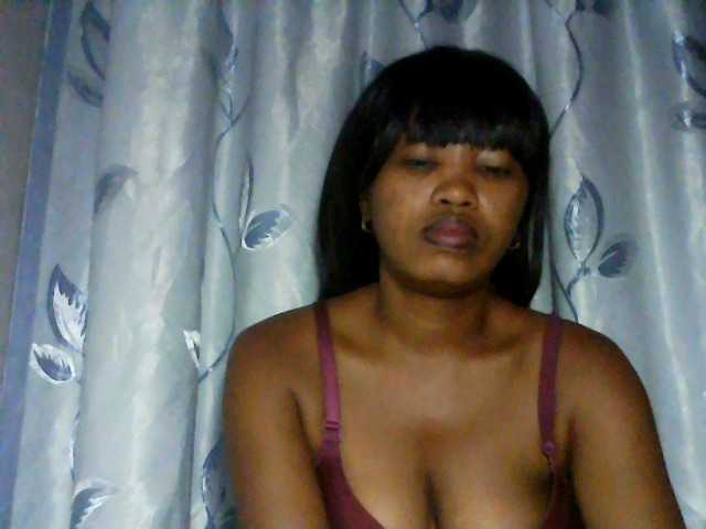 kylie11, en directo ahora en BongaCams