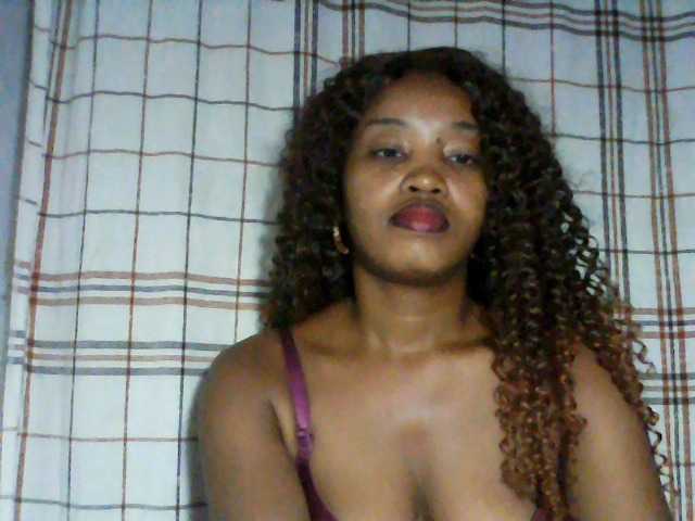 le modèle kylie11 est en webcam porno dans un show sur le site bongacams, il possède les tags suivants: Ebony,Brunette,Shaved