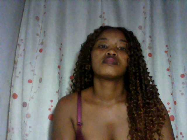 kylie11 live cam on BongaCams