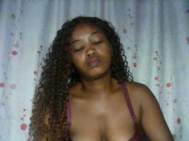 kylie11 live cam on BongaCams