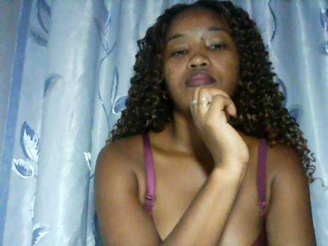 kylie11, live now on BongaCams