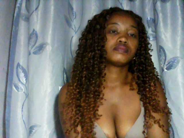 kylie11 live cam on BongaCams