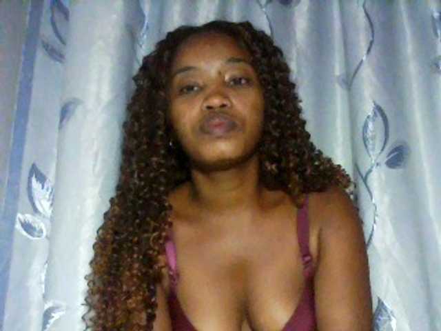 kylie11, live now on BongaCams
