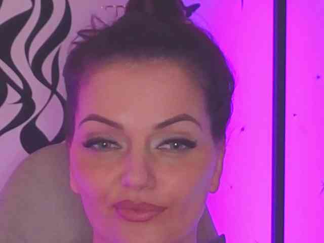 SelenaBlooms webcam