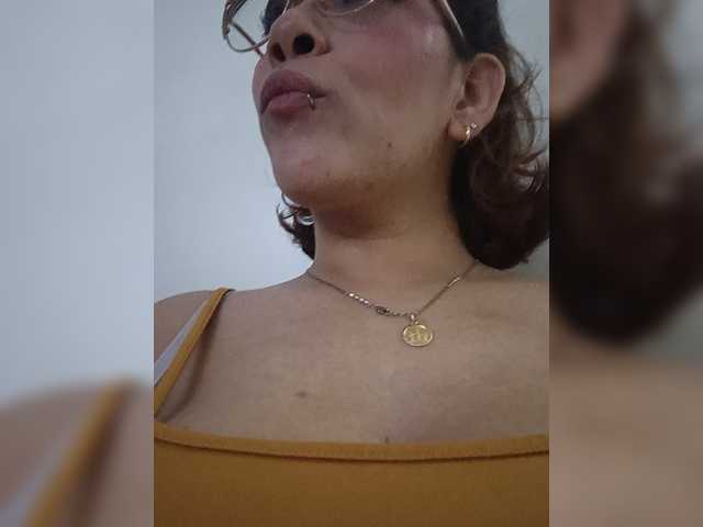 mishellcollins live cam on BongaCams
