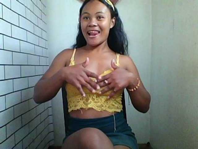 Dilliannah live cam on BongaCams