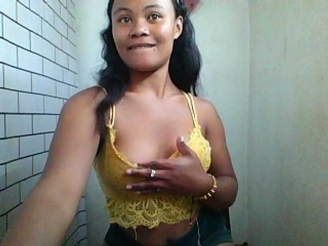 Dilliannah live cam on BongaCams