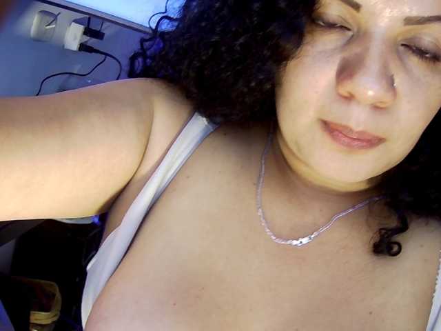 Samyhota live cam on BongaCams