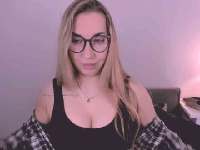 Model: AriaBeauty