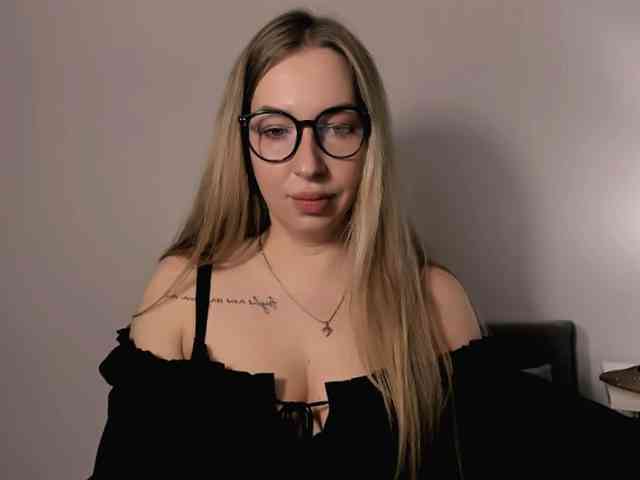 Model: AriaBeauty