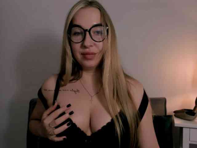 Model: AriaBeauty