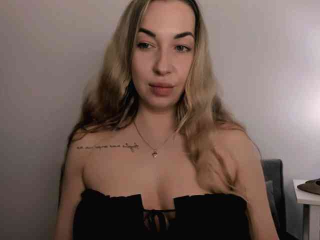 Model: AriaBeauty