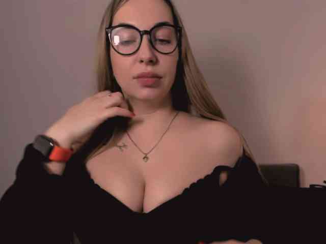 Model: AriaBeauty